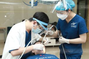 Đội ngũ bác sĩ trồng răng implant toàn hàm có bề dày kinh nghiệm