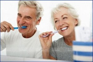 Sau trồng răng, nên chải răng nhẹ nhàng, tránh chạm vào vùng cấy ghép.