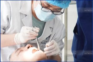 Thực hiện lệnh tái khám theo hướng dẫn bác sĩ Implant